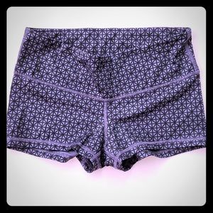 Lululemon Hot Hot shorts, dark purple / black sz 6